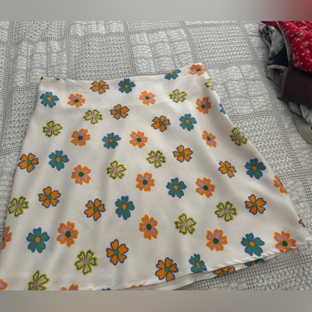 Cotton on mini floral satiny lined skirt size small.